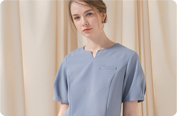 美容医療のユニフォームを着用している女性