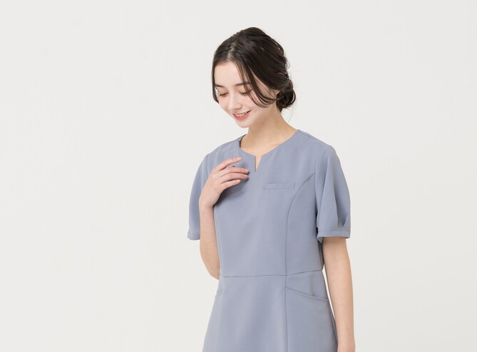 斜め下を見ながら微笑む女性
